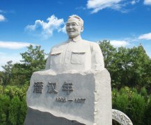 瞻仰潘汉年雕像：追寻英雄足迹