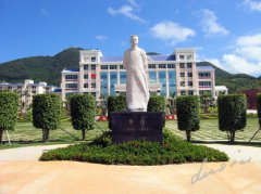 鲁迅雕像：一代文豪的精神印记